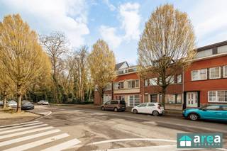 <p><span>Bent u op zoek naar een ruime, lichtrijke en instapklare woning op een zeer goede ligging? Dan is deze woning zeker iets voor u! Gelegen in een rustige buurt te Wilrijk, geniet u hier van een ideale combinatie van comfort en bereikbaarheid. De woning bevindt zich vlak naast een park, scholen en belangrijke invalswegen, waardoor alles binnen handbereik ligt.</span></p><p><span>Deze verzorgde gezinswoning beschikt momenteel over 3 slaapkamers en een ruime afgewerkte zolderkamer en met de mogelijkheid om nog een extra slaapkamer te creëren. De woning is instapklaar en geniet van veel natuurlijke lichtinval.</span></p><p><span>Grootste troeven:</span></p><ul><li><span>Ruime en lichtrijke woning</span></li><li><span>Mogelijkheid tot 5 slaapkamers</span></li><li><span>Zeer grote tuin</span></li><li><span>Gelegen naast park en scholen met vlotte verbinding naar belangrijke invalswegen</span></li><li><span>Grote opbergruimte en fietsenberging naast de inkom</span></li></ul><p><span>Indeling:</span></p><ul><li><span>Gelijkvloers:</span><span> Via de inkomhal betreedt u de ruime leefruimte met geïnstalleerde keuken. Dankzij de grote raampartijen geniet u hier van veel lichtinval. Aansluitend bevindt zich de Veranda, ideaal om te ontspannen. Hierlangs kan u verder gaan naar de zeer grote tuin. Verder is er een apart gastentoilet, een praktische opbergruimte en een fietsenberging naast de inkom.</span></li><li><span>Eerste verdieping:</span><span> Hier bevinden zich drie slaapkamers en een badkamer uitgerust met een bad, toilet en lavabo.</span></li><li><span>Zolderverdieping:</span><span> Zeer ruime zolder met potentieel om 1 à 2 extra slaapkamers of een multifunctionele ruimte te creëren.</span></li></ul><p><span>Voor meer informatie kan u terecht bij Area Partners: <span>Info@area.be</span></span><span> of 03/284.60.60</span></p>