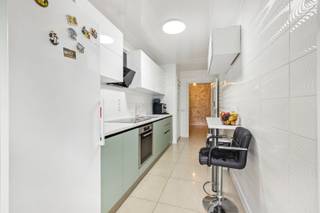 In blok 5 van het Koningin Fabiolapark bevindt zich dit ruime en lichtrijke appartement van bijna 100 m². Het strekt zich uit van de voor- tot...