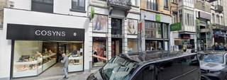 Uitstekend gelegen commerciële ruimte in de Europese wijk van Brussel, aan de Rue des Tongres 27, op één van de beste winkelstraten van Brussel en op de voormalige locatie van NAF NAF. Het pand geniet van een uitstekende commerciële ligging en bevindt zich in de directe omgeving van tal van sterke en bekende handelszaken, waaronder Pierre Marcolini, Panos, EXKi, Intimissimi, Carrefour en diverse andere retailers. De handelsruimte beschikt over<strong> een oppervlakte van circa 160 m², aangevuld met een verdieping van circa 43 m². </strong>De huurprijs bedraagt €125.000 per jaar, op basis van een nieuw huurcontract, vermeerderd met de onroerende voorheffing. Een uitstekende opportuniteit voor retailers en commerciële concepten die op zoek zijn naar een sterke zichtlocatie in het hart van de Europese wijk van Brussel. Benieuwd 
