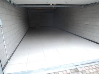 Garagebox met een sectionale poort, nummer 5, gelegen in ' De Steeg' te Beverlo. Vlot bereikbaar. Afmetingen: 10,40m op 4m Prijs: € 150 excl. 21% BTW.