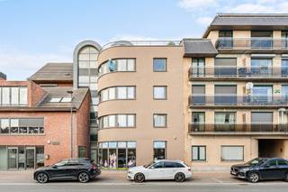 Enjoy the perfect combination of a central location and tranquility with this move-in-ready apartment overlooking the Leie River.The apartment is...