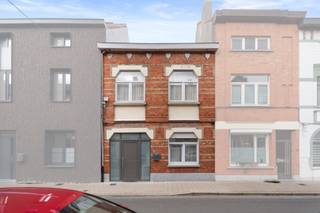 Bij het binnenkomen van de woning kom je onmiddellijk in een grote brede gang terecht die vroeger dienst deed als inpandige garage en helemaal doorloopt tot de buitenruimte. Via een deur kom je in de trappenhal waar zich de voorkamer bevindt die momenteel dienst doet als extra ontvangstruimte en de toegang tot de grote eetkamer met zithoek. Met de pelletkachel is het altijd gezellig vertoeven in de woonkamer. Aansluitend kom je in de ingerichte keuken met ontbijthoek. Eveneens op de benedenverdieping: een douchekamer met lavabo en toilet en voorziening om de wasmachine te plaatsen. Op de eerste verdieping zijn er twee grote slaapkamers en een tweede douchekamer met lavabo en toilet. De bovenste verdieping omvat nog twee slaapkamers en een bergruimte.<br /><br />Ook benieuwd naar deze grote woning? Neem snel contact op met Benedicte: 0493/61 98 89 of via Benedicte@flameestate.be