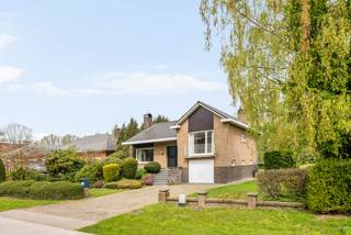 Deze woning met een perceel van 1.450m², is gelegen in een unieke, groene omgeving. Net buiten het centrum van Turnhout, nabij de Nieuwe Kaai en AZ Turnhout. Met vlotte invalswegen naar andere gemeentes en de autostrade E34 in de nabijheid geniet de woning van een zéér goede bereikbaarheid.<br /><br />Via de inkomhal heeft u links toegang naar de zonnige woonkamer met open haard en aansluitend de veranda. Naast de woonkamer de gesloten keuken.<br /><br />Vooraan de woning een lichte kamer te gebruiken als slaapkamer of bureel. Aan de achterkant van de woning de master bedroom. Vernieuwde badkamer met inloopdouche en wastafel. <br /><br />Op de verdieping nog een extra slaapkamer/bergruimte.<br /><br />Garage met toilet en vernieuwde automatische poort (BJ 2018). Via de garage toegang tot de wasplaats en de ruime kelder. <br /><br />Ruime tuin met zicht op veel groen. <br /><br />Buitengewone kenmerken:<br />- Prachtige ligging nabij kanaal Dessel-Schoten, fiets-/wandelroutes en AZ-Turnhout<br />- Veel natuurlijke lichtinval en groen uitzicht