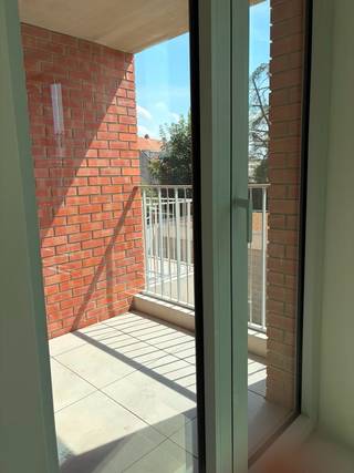 Dit appartement op de 2e verdieping in nieuwbouwproject Hof Berlamuze combineert eigentijds wooncomfort met een groene en rustige omgeving, op wandelafstand van de historische binnenstad van Lier. <br /><br />De indeling is doordacht en praktisch: een grote slaapkamer, een open keuken* en een leefruimte die harmonieus in elkaar overvloeien. <br /><br />De badkamer is stijlvol ingericht en voorzien van een inloopdouche en een modern lavabomeubel*. Er is een aparte WC en een berging.<br /><br />Het appartement is afgewerkt met kwalitatieve, onderhoudsvriendelijke materialen en uitgerust met energiezuinige vloerverwarming (verwarmen én koelen), wat garant staat voor een aangenaam comfort. <br /><br />Er is een overdekt Zuid-gericht terras aan de achterzijde van het gebouw dat zeer rustig is gelegen en u hebt toegang tot een fietsenstalling.<br /><br />Huurvoorwaarden:<br />-Huurprijs : 985 Euro/maand<br />-Bijkomende provisie : 110 Euro/maand<br />-Aparte meterstanden ter eigen afrekening van privatief water en elektriciteitsverbruik.<br />-1-jarig huurcontract, stilzwijgend verlengbaar<br />-Maximaal 2 personen<br />-3 maanden huurwaarborg<br />-beschikbaar vanaf 1/9.<br /><br />* Momenteel zijn wij nog hard aan het verderwerken aan keuken en badkamer.  Foto's volgen zsm. Bezichtigingen mogelijk vanaf 10/8. U kan zich alvast inschrijven !<br /><br />Info of afspraak: wonen@fidesinvest.be - 03 232 54 00 