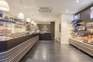 Dit gebouw biedt een uitstekend rendement voor investeerders die op zoek zijn naar een belegging met zekere huurinkomsten en weinig beheerskosten (geen syndicus, geen gemeenschappelijke kosten).Indeling van de opbrengsteigendom:1. Handelsruimte (Gelijkvloers, ± 165 m²)- in een perfecte staat en volledig vernieuwd bij de intrede van de huurder (winkelketen).- winkelruimte, magazijn en stockageruimte via afzonderlijke ingang, keuken, bureel en toiletten2. Appartementen (1e en 2e verdiep):- Bereikbaar via een aparte, gescheiden inkomhal met fietsenberging- Zeer goede staat, volledig vernieuwd in 2018- 1e verdiep: Appartement (± 100 m²) met 2 slaapkamers en een zonnig terras van ± 10 m².- 2e verdiep: Appartement (± 87 m²) met een ruim zonnig terras van ± 16 m².Troeven:- Alle entiteiten (één handelspand en twee appartementen) zijn momenteel verhuurd. De huurders zijn correct, en de winkelruimte wordt gehuurd door een standvastige, bekende winkelketen sinds 2020.- Gelegen in een van de belangrijkste winkelstraten van Eeklo, dicht bij openbaar vervoer en met voldoende parkeergelegenheid. De wekelijkse markt vindt plaats in de straat!- Weinig beheerskosten: geen syndicus, geen gemeenschappelijke kosten, bijdrage in onroerende voorheffing huurder handelspand- Uitstekende Energieprestaties: EPC A/B. Dit garandeert lage energiekosten en maakt de appartementen extra aantrekkelijk voor huurders.De appartementen werden in 2017/2018 volledig gerenoveerd (o.a. nieuwe condensatieketel, isolatie, nieuwe keukens en badkamers). De elektriciteit is conform en een recent conformiteitsattest is aanwezig. Het gebouw is uitstekend onderhouden, met recente investeringen in de daken en balustrades.Uitstekende energieprestaties:Gemeenschappelijke delen UC 3731684Winkel UC 3738852 label A Appartement Bus 1 UC 3731772, 92 kWh/m², label AAppartement Bus 2, UC 3731791, 138 kWh/m², label BWacht niet langer! Neem contact op voor meer informatie 0470 10 56 99 of elke.de.meyer@dewaele.com.