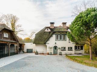 Tussen de International German School en de British School of Brussels, gelegen op een bebost terrein van ± 48 are, voorzien van een...