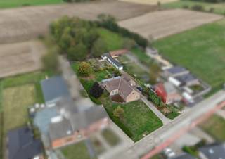 <p><span>SOLIDE EN RUIME LAAGBOUWVILLA (350M²) MET 3 SLAAPKAMERS, GARAGE EN TUIN </span></p><p><span>landelijke ligging nabij centrum Tisselt (Willebroek) met vlotte bereikbaarheid via A12, E19, N16 en N17</span></p><p><span> </span></p><p><span>Gelijkvloers</span><span>: Inkomhal / wc met aparte handwas / lichtrijke woonkamer met eetplaats (53m²) en een gezellige houtkachel/ ingerichte open keuken met eetplaats ( 31m²) met toegang tot overdekt terras/ nachthal / 3 slaapkamers (4,5x3,6=16,2m²;4,35x3,41=14,8m²;4,35mx2,9m=12,6m²) / ruime badkamer (3,45mx2,9m) met wastafel, bad, douche, bidet en toilet/ garage (8,15mx3,9m) met bergruimte en toegang tot de kruipkelder.</span></p><p><span>Ruime zolder met mogelijkheid tot creatie extra kamers.</span></p><p><span>De woning heeft een EPC-C label en beschikt over 24 zonnepanelen met GSC </span><span>ter waarde van 330€/1000Kwh geproduceerde stroom.</span></p><p><span> </span></p><p><span>Aangename grote, ingerichte tuin met vijver, opslagplaats en oprit met meerdere autostaanplaatsen.</span></p><p><span>Deze woning biedt enorm veel ruimte en tal van mogelijkheden, zeker een bezoekje waard!</span></p>