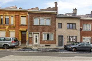 Dit prachtige huis in Ronse biedt een harmonieuze mix van comfort en stijl, perfect voor gezinnen die dromen van een moderne woning met karakter. Gelegen op een ruim perceel, biedt deze woning vier ruime slaapkamers en een dressing, ideaal voor gezinnen die extra ruimte zoeken. Bij binnenkomst wordt u verwelkomd in een prachtige mancave, maar deze kan ook dienst doen voor zelfstandigen als bureauruimte. De leefruimte met een open indeling die perfect is voor entertainen en gezinsmomenten. De moderne keuken, uitgerust met hoogwaardige toestellen en een royaal kookeiland, is de droom van elke thuiskok. Grote ramen zorgen voor een overvloed aan natuurlijk licht en bieden een prachtig uitzicht op de tuin.De gezellige zithoek nodigt uit tot ontspannen. De eetkamer, met zijn elegante uitstraling, is perfect om met gasten te dineren of gezinsmaaltijden te delen. Buiten biedt de zorgvuldig aangelegde tuin met terras een oase van rust. Het terras is ideaal voor zomerse barbecues of ontspannen onder de sterverlichte hemel. Ondanks er geen officiële garage, is er voldoende parkeergelegenheid in de buurt. Deze woning is niet alleen stijlvol maar ook doordacht ingericht, met veel opbergruimte en een functionele indeling. Het is de perfecte plek voor diegenen die op zoek zijn naar een huis met EPC C dat modern comfort combineert met een warme, uitnodigende sfeer. Mis deze kans niet en plan vandaag nog een bezichtiging!