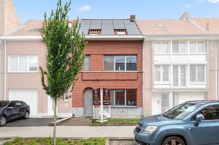 <p><span>Deze woning met betonnen tussenvloeren op wandelafstand van het Nekkerspoelstation, werd gerenoveerd vanaf casco toestand in 2012. Het is in deze groene straat, dankzij de paaltjes en het verminderde verkeer, meestal muisstil. De goede EPC-score van 123 (label B), werd bereikt door het plaatsen van dikke dakisolatie, een condensatieketel, alu-ramen en 13 glas/glas zonnepanelen, plus een thuisbatterij (2025). Bezoekers spotten hier degelijke materialen zoals: granieten vloeren/tabletten, veiligheidsdeur, maatwerkkasten, gerenoveerde trap, glazen deuren, elektrische rolluiken, massieve binnendeuren (eik), etc. De ruime woonkamer (videofoon) met hoge plafonds, sluit naadloos aan bij de keuken (granieten werkblad) met volgende apparaten: vaatwasser, koelkast, kookplaat, dampkap (dubbele motor), plus microgolf en oven. De vernieuwde en verwarmde veranda, kijkt via een schuifraam uit op het terras en de zuidgerichte tuin met gazon, druivenpergola, fruitbomen en tuinhuis. U beschikt naast de master bedroom nog over 2 grote plus 1 kleinere kamer. In de badkamer is genoeg plaats voor: ligbad met douchewand, dubbel lavabomeubel, hangtoilet en kolomkast. Qua bergruimte vermelden we de wasplaats/berging en de droge kelder.</span></p>