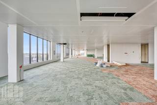 Phenomenally located newly built offices with a surface area of 1,305 m² and excellent visibility along the busy Kortrijksesteenweg. Thanks to its location only 600 metres from the E40 exit Sint-Denijs-Westrem, this is an ideal location for companies that value accessibility and visibility.<br /><br />The office space is particularly bright and designed as a modern landscape office. It is located in a brand-new, high-quality office complex with BREEAM-excellent certification. Surrounded by greenery, this complex also offers additional facilities that significantly enhance working comfort: ample parking, electric car charging stations, dining options and relaxation areas. The offices are finished to a high standard and equipped with all modern comforts, making this space ideal for companies that value a contemporary, inspiring working environment.<br /><br />Different surface options available, ranging from 700 sqm to 9,962 sqm.<br />For more information, detailed plans, or to book a no-obligation site visit, please feel free to contact PANORAMA B2B GENT KANTOREN on 0477 44 39 30.<br /><br /> 