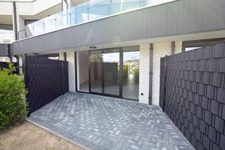 OMSCHRIJVING:<br />- GELIJKVLOERS: Inkomhal met gastentoilet, ruime leefruimte (10,50 x 5,50 m) met woonkamergedeelte met veel lichtinval en open keuken voorzien van koelkast, afzuigkap, vaatwasser, spoelbak, combi-oven en kookplaat, berging (3,00 x 2,03 m) met aansluiting voor wasmachine, uitgietbak en technieken. Nachthal, ruime slaapkamer 1 (6,80 x 3,00 m), slaapkamer 2 (3,99 x 3,00 m), badkamer (2,60 x 1,93 m) met inloopdouche, wastafelmeubel en sierradiator.<br />- TUIN: Overdekt en beklinkerd terras 14,5 m² met aansluitend tuintje (nog in aanleg) van 16,5 m², poortje biedt toegang tot het gemeenschappelijk pad naar de gemeenschappelijke fietsenstalling.<br />- KELDER: De kelder is bereikbaar via de inrit rechts van de residentie. Lift beschikbaar. In de kelder is er een kelderberging en 2 autostandplaatsen.<br /><br />BIJKOMENDE INFORMATIE:<br />- Ramen: Aluminium ramen.<br />- Verwarming: Warmtepomp (lucht/water), vloerverwarming en -koeling.<br />- Vloeren: Moderne, keramische vloertegel.<br />- Instapklaar, geschilderd en de meeste ruimtes zijn voorzien van lichtarmaturen/inbouwspots.<br />- Gelegen op wandelafstand van hartje Kinrooi, vlakbij diverse supermarkten, scholen, bakker,.... Op enkele minuten van Maaseik, Bree en de Nederlandse grens.