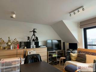 Nieuwbouwappartement met één slaapkamer te Herenthout. <br /><br />Dit appartement is gelegen op de tweede verdieping en bestaat uit een inkomhal met ingebouwde vestiairekast en gastentoilet, slaapkamer met badkamer ensuite (voorzien van douche, wastafel en aansluiting voor wasmachine), woonkamer met open keuken en ruim terras. Achteraan is er tevens (optioneel zonder bijkomende kosten) tuin en berging aanwezig. <br /><br />De huurprijs bedraagt 695 euro. <br />Alle verbruik is individueel. <br /><br />Het appartement is beschikbaar vanaf 1 mei 2026.<br /><br />De EPC-waarde bedraagt 131,92 kWh/m²jaar (Label B)<br />Meer info vindt u op www.debaco.be of bel ons op 014/73.77.77 voor een bezoek ter plaatse!