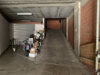 Staanplaats in een afgesloten complex, deze is vanaf 1/12 beschikbaar.<br />Afmetingen van de staanplaats:<br />B - 2,1m <br />L - 5,4m<br />H - 2,3m