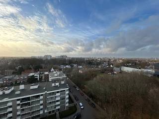 Licht 2-slaapkamerappartement met panoramisch zicht – Fruithoflaan, BerchemOp de 12de verdieping van een goed onderhouden residentie aan de geliefde...