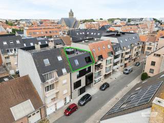 Nieuwbouwappartement met 2 slaapkamers, 2 terrassen en topligging op 50 meter van het centrum en 500 meter van de zee. <br /><br />Bent u op zoek naar een energiezuinig nieuwbouwappartement op een absolute toplocatie? Ontdek dit prachtige appartement in Residentie Duet II, gelegen in de Hasseltstraat 10 te Bredene. Dankzij de uitstekende ligging bevindt u zich op slechts 500 meter van het strand en 50 meter van het bruisende centrum, waardoor u geniet van het beste van beide werelden.<br /><br />Dit stijlvolle appartement is gelegen op de derde verdieping en werd ontworpen met oog voor comfort, lichtinval en energiezuinig wonen. De ruime leefruimte met open keuken sluit naadloos aan op het zonnige terras aan de voorzijde. Daarnaast beschikt het appartement over een tweede terras aan de achterzijde, zodat u op elk moment van de dag van de buitenruimte kunt genieten.<br /><br />De indeling omvat:<br /><br />- Inkomhal<br /><br />- Lichtrijke leefruimte met open keuken<br /><br />- 2 volwaardige slaapkamers<br /><br />- Badkamer<br /><br />- Afzonderlijk toilet<br /><br />- Praktische berging<br /><br />- 2 terrassen (voor- en achteraan)<br /><br />Op technisch vlak geniet u van alle hedendaagse comfort:<br /><br />- Vloerverwarming<br /><br />- Uitstekende thermische én akoestische isolatie<br /><br />- EPC-label A<br /><br />- Zeer energiezuinig wonen met lage energiekosten<br /><br />Residentie Duet II combineert een hoogwaardige afwerking, een uitstekende ligging en een toekomstgerichte energieprestatie. Ideaal als vaste woonplaats, tweede verblijf of interessante investering aan de Belgische kust.<br /><br />Bent u op zoek naar een comfortabele woning, een tweede verblijf aan zee of een interessante investering? Neem dan vrijblijvend contact op met Victor via victor@immofrancois.be of telefonisch op +32 470 64 60 28 voor meer informatie.<br /><br />