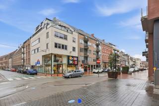 Duplex-appartement in hartje Roeselare met mogelijkheid tot aankoop van ondergrondse parkeerplaats.<br /><br /><strong>Indeling:</strong><br />Ruime inkomhal, gastentoilet & vestiaire.<br />Woonkamer - ingerichte keuken & berging met wasplaats.<br />Terras met zicht tot aan de markt.<br /><br />Badkamer met ligbad en douche.<br />2 slaapkamers met terras.<br />Via de trap in de living komen we in de derde ruime slaapkamer/praktijk/polyvalente ruimte met berging & technieken.<br /><br />Kelderberging.<br /><br /><strong>Details:</strong><br />- cv op aardgas<br />- ideale ligging in het centrum<br />- onmiddellijk beschikbaar<br />- er is mogelijkheid tot aankoop van een ondergrondse parkeerplaats met uitrit vooraan de Albrecht Rodenbachstraat.<br /><br /><strong>Contact:</strong><br />Voor meer informatie of een bezoek, contacteer Stijn op 0491 61 42 19 of info@stijndebusschere.be.<br />