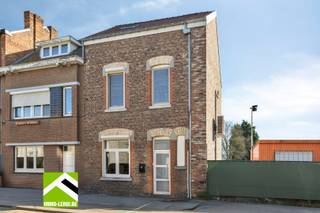 Instapklare woning met tuintje vlakbij centrum van Tongeren.Op slechts één minuutje van supermarkt, school en winkels, bevindt zich deze halfopen...