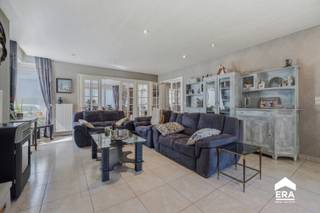 rakterwoning te koop in Groot-Poperinge

<p>Voormalige burgemeesterswoning in de Bergenstraat 1A in Groot-Poperinge met authentieke charme en bijna 400 m² bewoonbare oppervlakte.<br />Deze woning werd kwalitatief gebouwd en afgewerkt met duurzame materialen. Dankzij de vele raampartijen geniet u van een aangename lichtinval en een open gevoel doorheen de woning. &amp;#127807;</p>

<h2>Indeling van de Woning</h2>

<ul><li>
	<p>Ruime inkomhal met indrukwekkende trappenhal</p>
	</li><li>
	<p>Apart toilet, kamer vooraan en bureau</p>
	</li><li>
	<p>Woonkamer en eetkamer met zicht op de tuin</p>
	</li><li>
	<p>Volledig uitgeruste keuken met eethoek</p>
	</li><li>
	<p>Garage, voorraadberging, wasplaats en extra berging</p>
	</li><li>
	<p>Kelder van circa 100 m²</p>
	</li></ul>

<p>Op de verdiepingen:</p>

<ul><li>
	<p>Zes slaapkamers</p>
	</li><li>
	<p>Vier badkamers</p>
	</li><li>
	<p>Extra zithoek</p>
	</li><li>
	<p>Praktische zolderberging</p>
	</li></ul>

<p>Buiten geniet u van:</p>

<ul><li>
	<p>Perceel van <strong>1.521 m²</strong></p>
	</li><li>
	<p>Veel privacy</p>
	</li><li>
	<p>Ruim terras ☀️</p>
	</li><li>
	<p>Bloemenperken en serre</p>
	</li><li>
	<p>Twee tuinhuizen</p>
	</li><li>
	<p>Buitentoilet en bijgebouwen</p>
	</li></ul>

<h2>Energiezuinigheid</h2>

<ul><li>
	<p>Centrale verwarming op aardgas</p>
	</li><li>
	<p>Houten ramen met hoogrendementsbeglazing</p>
	</li><li>
	<p>Regenwaterput van 12.000 liter</p>
	</li><li>
	<p><strong>Blanco elektriciteitskeuring</strong></p>
	</li><li>
	<p>EPC-label D: <strong>geen renovatieverplichting</strong></p>
	</li></ul>

<h2>Grootste troeven</h2>

<p>✨ Duurzame afwerking<br />&amp;#127959;️ Kwalitatief gebouwd<br />&amp;#127807; Veel privacy<br />☀️ Veel lichtinval<br />&amp;#127969; Zes slaapkamers en vier badkamers<br />&amp;#128273; Potentieel als B&amp;amp;B of ruime gezinswoning</p>