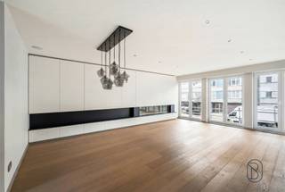 <p>Te koop: Centraal gelegen handelspand met duplex appartement</p><p>In het centrum van Deinze bevindt zich deze instapklare eigendom bestaande uit een handelspand met daarboven een duplex appartement.</p><p>Wat maakt dit pand uniek?<br />De handelsruimte op het gelijkvloers is volledig ingericht met ingemaakte kasten en een toonbank en leent zich perfect voor diverse activiteiten zoals kantoor, showroom, traiteur of handelszaak. Boven bevindt zich het duplex appartement. Indeling: lichtrijke leefruimte, open keuken, gastentoilet, drie volwaardige slaapkamers, dressing en badkamer. Bovendien is er ook nog een ruim terras aanwezig.</p><p>Voor wie is dit ideaal?<br />Ideaal voor zelfstandigen, vrije beroepen of investeerders die op zoek zijn naar een veelzijdige eigendom met commerciële mogelijkheden en comfortabele woonruimte.</p><p>Te koop via Immo Beguin, jouw vastgoedexpert sinds 2009, met kantoren in Ronse, Waregem, Kortrijk, Deinze, Doornik en Lessines.</p>