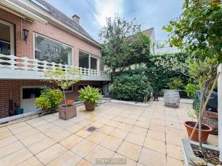 TE RENOVEREN BEL-ETAGEWONING in het CENTRUM van Oudenaarde. Dankzij de CENTRALE LIGGING en de PRAKTISCHE INDELING biedt dit pand de mogelijkheid om uit te groeien tot de IDEALE GEZINSWONING. Deze BEL-ÉTAGE uit 1980 bevindt zich op WANDELAFSTAND van alle voorzieningen en is dus uiterst GUNSTIG GELEGEN. Ze omvat een GARAGE voor 3 WAGENS, inkomhal en een RUIME LEEFRUIMTE met OPEN KEUKEN. De 2de verdieping telt 3 SLAAPKAMERS en een BADKAMER. Achteraan geniet u van een GEZELLIGE BINNENKOER waar u kan genieten van rust midden in het CENTRUM VAN OUDENAARDE. <br /><br />Adres: Burgschelde 16 te Oudenaarde<br /><br />EPC: 501 kWh/m², G-score en P-score A, Renovatieverplichting van toepassing