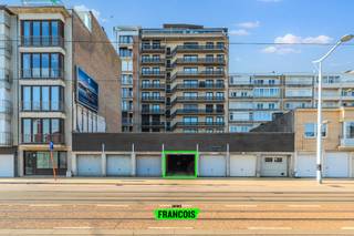 Deze staanplaats is gelegen op een toplocatie op de Zeedijk 220 in Middelkerke. Dankzij de centrale ligging vlak bij zee en strand is dit een ideale oplossing voor wie zorgeloos wil parkeren aan de kust.<br /><br />De staanplaats is vlot toegankelijk via de Leopoldlaan en geschikt voor alle types wagens, zowel voor dagelijks gebruik als als investering. Een absolute meerwaarde in deze omgeving waar parkeren vaak schaars is.<br /><br />Voor meer informatie of een bezoek kunt u contact opnemen met Inti via inti@immofrancois.be of 0499 74 89 74.<br /><br />