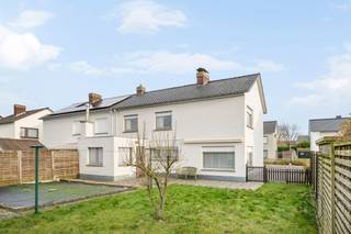 Ruime gezinswoning met 4 slaapkamers, garage, zuidgericht terras en tuin, gelegen in een aangename en goed bereikbare omgeving! Deze woning...