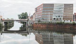 Magnifiek gelegen<strong> ALL-IN kantoorruimte</strong> van <strong>24 m²</strong>, geschikt voor<strong> 4 tot 6 werkplaatsen</strong>, met een adembenemend uitzicht over Gent. Deze kantoren bevinden zich op de <strong>6e verdieping</strong> van een iconisch kantoorgebouw, dat deel uitmaakt van een professioneel businesscenter. Het pand ligt op een absolute toplocatie langs de <strong>R40</strong>, direct<strong> naast het station Gent-Dampoort</strong>, waardoor het zowel met de auto als het openbaar vervoer zeer goed bereikbaar is.<br /><br />De kantoren zijn <strong>volledig ingericht</strong> en gemeubileerd, inclusief ruime werktafels, ergonomische werkstoelen en praktische archiefkasten. Het gebouw zelf straalt klasse uit en biedt talloze extra's, zo zijn er moderne vergaderzalen beschikbaar die aan alle hedendaagse vereisten voldoen, een professionele drietalige receptiedienst die u en uw gasten verwelkomt, en een gezellige Starbucks- en Nespresso-corner waar u kunt genieten van een heerlijke koffiepauze. Bovendien zijn er ondergrondse parkeermogelijkheden, wat een groot voordeel is in de drukke stad Gent. Deze kantoorruimte is onmiddellijk beschikbaar en biedt alles wat u nodig heeft voor een vlotte en professionele werkdag.<br /><br />Voor meer informatie, plannen of een vrijblijvend bezoek, kunt u contact opnemen met<strong> PANORAMA B2B GENT KANTOREN</strong> via het nummer <strong>09 225 09 02</strong>. Mis deze kans niet om te werken op een unieke locatie met een fantastisch uitzicht en uitgebreide faciliteiten die bijdragen aan uw productiviteit en comfort.