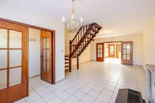 <p><span>Afspraak BEZOEKDAG ENKEL telefonisch via Jari Wante op 0470 211 482.<br /><br />Ontdek deze prachtige lichtrijke woning, zeer gunstig gelegen nabij alle voorzieningen zoals scholen, winkels en openbaar vervoer, en met een vlotte verbinding naar invalswegen.<br /><br />De indeling is als volgt: inkomhal, gezellige leefruimte met veel lichtinval, met aansluitend de ruime keuken en de badkamer die voorzien is van een toilet, meubel en douche in bad. Tot slot beschikt het gelijkvloers nog over een praktische berging. Op de eerste verdieping vindt u twee slaapkamers, waarvan één kamer toegang biedt tot de zolderkamer.<br /><br />Een grote troef van deze woning is de sfeervolle tuin waar u kan ontspannen en genieten van de rust.<br /><br />EPC: 336 kWh/(m² jaar) – Label D</span></p><p><span> </span></p><p><span>Alle documenten zijn raadpleegbaar op de website www.immo-zone.be</span></p><p><span> </span></p>
