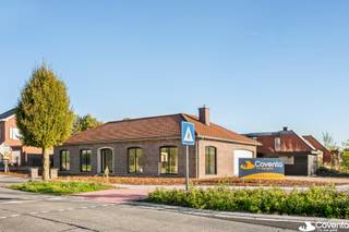 In de <strong>Geluwestraat 55 in Dadizele</strong> vindt u deze villa waar al heel wat renovatiewerken werden uitgevoerd. Een mooie kans voor wie een woning naar eigen smaak wil afwerken, met belangrijke werkzaamheden die reeds achter de rug zijn.<br /><br />De eigenaars investeerden in<strong> een volledig nieuw dak met goten, </strong>nieuwe rolluiken. Ook de binnenmuren werden vernieuwd en de ruimtes heringedeeld. Nieuw pleisterwerk en vernieuwde verwarmingsleidingen vormen de basis voor de verdere afwerking.<br /><br />De woning wacht nog op chape, vloerbekleding, een keuken en een badkamer. Echter is de elektriciteit ook volledig vernieuwd en conform!<br /><br />Zo kiest u zelf de materialen, kleuren en inrichting die van deze villa uw thuis maken.<br /><br />Zolderruimte met de mogelijkheid tot het creëren van extra kamers.<br /><br /><strong><u>Troeven:</u></strong><br />+ Volledig nieuw dak, tevens onderdak:<br />+ Nieuwe rolluiken;<br />+ Vernieuwde binnenmuren en aangepaste indeling;<br />+ Nieuw pleisterwerk en verwarmingsleidingen.<br /><br />Verder af te werken volgens uw eigen smaak en budget.<br /><br />Op zoek naar een villa in Dadizele die u zelf de finishing touch kunt geven? Maak een afspraak en ontdek de mogelijkheden!<br /><br />Benieuwd naar dit pand of een andere eigendom? www.coventa.be – 051 222 051