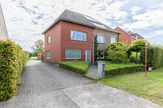 Deze landelijk gelegen en <strong>instapklare halfopen bebouwing</strong> bevindt zich in een kindvriendelijke wijk aan de rand van Sint-Niklaas. De woning is gelegen op een <strong>perceel van 512 m²</strong> en combineert een <strong>aangename ligging</strong> met een praktische indeling. Dankzij de nabijheid van belangrijke invalswegen en de vlotte verbinding naar de E17 zijn zowel Antwerpen als Gent gemakkelijk bereikbaar.<br /><br />Via de inkomhal komen we in de <strong>ruime en lichtrijke leefruimte</strong>, waar grote raampartijen zorgen voor veel lichtinval. Aansluitend bevindt zich de <strong>vernieuwde keuken</strong>, die voorzien is van alle hedendaags comfort. Ook vinden we op het gelijkvloers de vernieuwde badkamer terug. <br /><br />Op de <strong>eerste verdieping</strong> bevinden zich twee volwaardige slaapkamers. Daarnaast is er een grote open ruimte die verschillende mogelijkheden biedt. Deze kan dienstdoen als hobbyruimte, bureau, speelruimte of, mits de nodige aanpassingen, als extra slaapkamer. Via een vaste trap bereiken we de <strong>ruime, afgewerkte zolderkamer</strong>. <br /><br />Ook buiten heeft de woning heel wat te bieden. De <strong>tuin </strong>biedt <strong>mooi uitzicht over de achtergelegen velden</strong> en beschikt over een oprit en <strong>garage</strong>, wat zorgt voor extra parkeergelegenheid en praktische bergruimte.<br /><br />De woning beschikt bovendien over een<strong> EPC-label B</strong>, wat een mooie troef is op vlak van energiezuinigheid.<br /><br />Wenst u deze woning graag te bezichtigen? Neem dan contact op met Emily via emily@claves.be of op het nummer 0468 30 00 32.