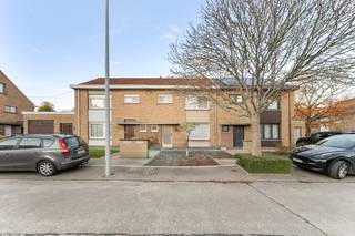 Roeselare : Charmante instapklare woning aan de stadsrand van Roeselare voorzien van 3 slpks.<br /><br />Op zoek naar een<strong> perfect onderhouden woning</strong> waar je meteen kan intrekken? Dan zal deze <strong>verzorgde en gezellige</strong> gezinswoning aan de stadsrand van Roeselare je ongetwijfeld weten te charmeren!<br /><br />Bij het binnenkomen voel je je meteen thuis. De<strong> lichtrijke en sfeervolle leefruimte vormt het hart van de woning</strong> en straalt warmte en gezelligheid uit. Aansluitend vind je de volledig ingerichte keuken, die in open verbinding staat met de tuinkamer/eetruimte.<br />Dankzij het grote raam geniet je hier van een prachtig uitzicht op de tuin – ideaal om te ontspannen of te tafelen met vrienden en familie.<br />De<strong> praktische wasplaats</strong> is een echte troef en maakt het dagelijkse leven nog comfortabeler.<br />Op de bovenverdieping bevinden zich <strong>drie ruime slaapkamers</strong> en een badkamer met ligbad, perfect voor het hele gezin. Daarnaast is er nog een<strong> opberg zolder en een kelder</strong> voor extra bergruimte.<br /><br />Buiten vind je een net aangelegde tuin met tuinhuis én een <strong>achteruitgang naar een parkeerplaats of carport</strong> – een absolute meerwaarde in deze buurt.<br /><br />Deze woning is tot in de puntjes verzorgd, instapklaar en een streling voor het oog.<br />Wacht niet te lang, want zulke pareltjes zijn zeldzaam!<br /><br />📞 Wees er snel bij en bel ons voor een bezoek 051/62 40 40<br /> 