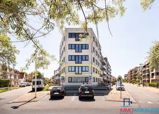 <strong>Koksijde-Bad, Residentie Porto Rico, Lichtrijk appartement met twee slaapkamers, 1e verdieping met lift. </strong><br />Het appartement bestaat uit: inkomhall, lichtrijke woonkamer met mooi uitzicht, open en volledig nieuwe keuken, twee slaapkamers, badkamer met douche en wastafel en een afzonderlijk toilet. Gemeenschappelijke fietsenstalling in de residentie. Het appartement kan bemeubeld aangekocht worden.<br /><br />Het appartement is in goede staat: nieuw schrijnwerk en beglazing, nieuwe chauffageketel, het dak werd vernieuwd en conforme elektrische installatie.<br /><br /><strong>Het lichtrijke appartement is heel rustig gelegen vlakbij het commerciële centrum en het strand. Enkel te bezichtigen na afspraak.</strong>