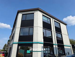 Souhaitez-vous visiter ce bien immobilier ?Dans ce cas, veuillez nous contacter au 02/460.80.46 ou à l'adresse info@structura.be.Cet espace de bureaux bénéficie d'un emplacement stratégique au premier étage, à seulement 50 mètres du Ring. Grâce à son excellente accessibilité, il constitue le lieu idéal pour une petite entreprise, un indépendant ou une profession libérale.Le bureau offre une superficie d'environ 100 m² et dispose d'une entrée privative, d'un ascenseur, d'une cuisine entièrement équipée ainsi que de sanitaires séparés.Caractéristiques- Bureau d'environ 100 m²- Situé au premier étage- À seulement 50 mètres du Ring- Excellente accessibilité- Entrée privative- Ascenseur- Cuisine entièrement équipée- Jusqu'à 3 emplacements de parking disponibles- Idéal pour une petite entreprise, un indépendant ou une profession libérale