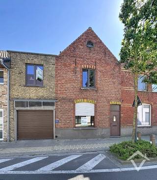 Deze woning is gelegen in het centrum van Eernegem en bestaat uit: inkomhal - living - keuken - berging - wasplaats - terras - tuin - grote garage - nachthal - 3 slaapkamers - geïsoleerde zolder - 2 tuinbergingen. <br /><br />Een woning met veel mogelijkheden.