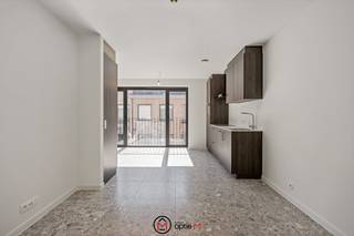 Welkom in het bruisende centrum van Hasselt, waar comfort, stijl en duurzaamheid samenkomen in een gloednieuw woonproject. Deze compacte maar complete studio maakt deel uit van een kleinschalige residentie met slechts 7 studio’s en 5 appartementen. Ideaal gelegen, op wandelafstand van winkels, horeca, sportfaciliteiten en openbaar vervoer. Hier woon je niet alleen centraal, maar ook slim: perfect voor starters, studenten of investeerders die houden van gemak en stadsleven.<br /><br />De studio is slim ingedeeld en volledig instapklaar. Bij het binnenkomen tref je een lichtrijke leefruimte met moderne open keuken, afgewerkt met duurzame materialen en uitgerust met alle nodige toestellen. De leefhoek is flexibel in te richten, met ruimte voor zowel een slaap- als zithoek. De badkamer is strak en stijlvol, voorzien van een douche, lavabo en toilet. Dankzij het doordachte ontwerp voelt alles ruim aan, ondanks het compacte formaat. Extra troef: er is ook een fietsenstallingen aanwezig en een kelderberging inbegrepen<br /><br />Deze studio is futureproof dankzij de combinatie van een warmtepomp en zonnepanelen. Energiezuinig wonen is hier de norm, wat je meteen merkt aan je energiefactuur én het wooncomfort. Verder geniet je van een moderne afwerking, uitstekende isolatie en een topligging in het hart van de stad.<br /><br /><strong>Troeven van deze studio op een rijtje:</strong>
<ul>
	<li>Slim ingedeelde ruimte, ideaal voor één persoon of koppel</li>
	<li>Energiezuinig wonen dankzij warmtepomp en zonnepanelen</li>
	<li>Ligging in hartje Hasselt, alles op wandelafstand</li>
	<li>Twee fietsenstallingen en kelderberging inbegrepen</li>
</ul>
Ben je enthousiast? Interesse? Klik op “Ik ben kandidaat” via www.optie-m.be