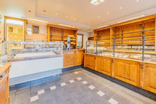 Deze gekende bakkerij, op een goede locatie te Ertvelde, zoekt een overnemer of u kan het mooie en perfect onderhouden handelspand aankopen voor...