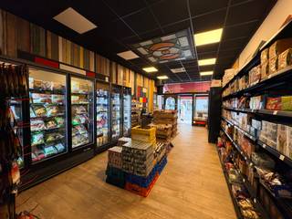 <p>Dit veelzijdig pand is ideaal voor wie wonen en werken wil combineren of op zoek is naar een interessante investering op een centrale ligging.</p>
<p><strong>Indeling:</strong><br /><strong>Gelijkvloers</strong>: handelspand – keuken – opslagruimte – extra verdieping – toilet <strong>| 1ste verdiep</strong>: badkamer – lichtrijke living – 2 slaapkamers<br /><strong>| 2de verdiep</strong>: 2 ruime slaapkamers</p>
<p><strong>Troeven:</strong></p>
<ul><li>Centrale ligging in Menen</li><li>Ruim en praktisch ingedeeld pand</li><li>Volledig gerenoveerde benedenverdieping (2020)</li><li>Veel woonruimte met 4 slaapkamers</li><li>Geschikt voor wonen, werken of combinatie van beide</li></ul>