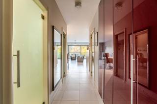 <p><span>Groen wonen in Kontich: ruim 2 slaapkamer appartement met terras en ondergrondse staanplaats</span></p><p><span>Ruimte, rust en een groene omgeving, met alle dagelijkse voorzieningen binnen handbereik!</span></p><p><span>Ontdek dit ruime appartement van 96 m² in Kontich. Met twee slaapkamers en een aangenaam terras van 15 m² met uitzicht op het groen biedt deze woonst een mooie combinatie van comfortabel wonen en ontspannen.</span></p><p><span>De ligging vormt een extra troef: winkels, scholen en openbaar vervoer bevinden zich in de nabije omgeving en ook het centrum van Kontich is vlot bereikbaar. Dankzij de goede verbindingen naar omliggende gemeenten en de Antwerpse regio is dit een interessante uitvalsbasis voor zowel pendelaars als wie graag alle voorzieningen dichtbij heeft.</span></p><p><span>Een ideale thuis voor wie ruimte, groen en een praktische ligging wil combineren.</span></p><p><span> </span></p><p><span>Indeling</span></p><p><span> </span></p><ul><li><span>Centrale inkomhal: ruime inkomhal met ingebouwde kast en toegang tot alle vertrekken van het appartement.</span></li><li><span>Slaapkamer 1: ruime hoofdslaapkamer van 14 m².</span></li><li><span>Slaapkamer 2: tweede slaapkamer van 11,5 m², ideaal als kinderkamer, bureau of hobbyruimte.</span></li><li><span>Badkamer: praktisch ingericht met een ruime lavabo, douche, handdoekdroger en voldoende opbergruimte.</span></li><li><span>Apart toilet: afzonderlijk gastentoilet, extra comfortabel in dagelijks gebruik.</span></li><li><span>Berging: handige bergruimte met aansluitingen voor wasmachine en droogkast.</span></li><li><span>Open keuken: volledig uitgeruste keuken die naadloos aansluit op de leefruimte en zorgt voor een open, gezellig geheel.</span></li><li><span>Leefruimte: bijzonder ruime en lichtrijke leefruimte van maar liefst 42 m², met rechtstreekse toegang tot het terras.</span></li><li><span>Terras: aangenaam terras van 15 m² met zicht op het groen, ideaal om in alle rust te ontspannen en van het buitenleven te genieten.</span></li></ul><p><span> </span></p><p><span>Extra </span></p><p><span>Gunstig EPC B</span></p><p><span>Voorzien van een kelderberging</span></p><p><span>Autostaanplaats verplicht aan te kopen van €25 000</span></p><p><span>Algemene kosten €138/maand (incl. onderhoud gebouw, blokpolis, spaarfonds)</span></p>