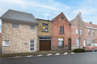 Deze ruime rijwoning ligt in het centrum van Eernegem en dateert uit 1933. Met een bewoonbare oppervlakte van 106 m² en een perceel van 296 m² biedt de woning veel potentieel, maar vraagt wel de nodige renovaties. De woning beschikt over een gezellige leefruimte met gaskachel en een ingerichte keuken die toegang biedt tot de grote zonnige tuin. Er zijn drie slaapkamers en een badkamer met ligbad op de eerste verdieping. De ruime zolder biedt extra bergruimte. De woning heeft deels dubbele beglazing en dakisolatie, maar scoort energielabel F (EPC: 746 kWh/m²). Er is centrale verwarming in voorbereiding, maar momenteel nog niet aangesloten. De woning heeft een grote garage met elektrische poort en twee tuinbergingen. De ligging nabij het centrum maakt het ideaal voor wie rustig wil wonen met alle voorzieningen op wandelafstand. (Gvg, Wg, Gmo, Gvkr, Gvv) Ref. OU26206