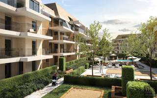 Op een TOP locatie te Nieuwpoort bevindt zich dit ruime en lichtrijke gelijkvloers appartement met een prachtige tuin!<br />Dankzij de uitstekende indeling en het exclusieve gebruiks- en genotsrecht van het aangename terras en de zonnige tuin, geniet u hier van alle comfort van een woning met het gemak van een appartement.<strong><br /><br /><span>Indeling:</span><br /></strong>Bij het binnenkomen wordt u verwelkomd in een verzorgde inkomhal met gastentoilet. Verder beschikt het appartement over een moderne badkamer, een gezellige en open leefruimte uitkijkend op de tuin, volledig uitgeruste keuken met eiland, een praktische berging, 3 slaapkamers, een gesloten garagebox, fietsenstalling voor gewone fietsen en een aparte berging voor 2 elektrische fietsen, en plus een 25m zwembad, kinderzwembad, wellness, enz..<strong><br /><br /></strong>Het appartement zal afgewerkt zijn: eind 2025.<br /><br /><strong>Geniet van het comfort van nieuwbouw, de charme van Nieuwpoort en het voordeel van een aankoop onder registratie, zonder 21% btw.<br /><br /><span>Troeven:</span><br /></strong>Gelijkvloers appartement – geen trappen of liften nodig<br />3 slaapkamers<br />Volledig uitgeruste open keuken<br />Berging in het appartement<br />Vloerverwarming + Terrasverwarming<br />Tuin + Terras (Exclusief gebruiksrecht) <br />Berging voor 2 elektrische fietsen<br />Fietsenstalling met 2 fietshaken voor gewone fietsen<br />Ruime afgesloten garagebox op -2<br />Gelegen op wandelafstand van winkels, restaurants en de zee<br /><br />Dit appartement is ideaal als vaste woonst, tweede verblijf of investering aan de kust<br /><br />Kom het zelf ontdekken – contacteer ons voor een bezoek ter plaatse!<br />info@yess-vastgoed.be / 050 33 59 03