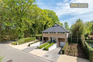 Deze imposante villa met een bewoonbare oppervlakte van ca. 370 m² biedt een uitzonderlijke woonervaring op een gegeerde locatie in...