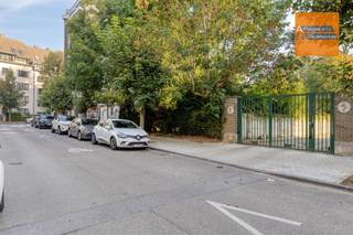 <p><span> </span></p><p><span>Complex van 29 gesloten garages, allemaal verhuurd.</span></p><p><span> </span></p><p><span>In een rustige, residentiële wijk van Anderlecht, vlakbij de Mettewie- en Machtenslaan, stellen wij u een groep van 29 garages (boxen) voor die zeer goed onderhouden zijn en allemaal verhuurd!</span></p><p><span> </span></p><p><span>Rustige ligging binnen een woonblok.</span></p><p><span>Zeer lage huurderswisseling en geen leegstand.</span></p><p><span> </span></p><p><span>Opbrengst op aanvraag.</span></p><p><span> </span></p><p><span>Toegang vanaf de straat  via een elektrische poort met afstandsbediening. </span></p><p><span>Geen mede-eigendomskosten!</span></p><p><span>We bekijken de mogelijkeheid om (appartements) gebouw te kunnen bouwen aan de straatkant.</span></p><p><span> </span></p><p><span>Omgevingsvergunning in orde tot in juli 2036, hernieuwbaar.</span></p><p><span>Elektrische installatie conform.</span></p><p><span>Geen bodemvervuiling.</span></p><p><span> </span></p><p><span>Een zorgeloze investering waarmee je je portefeuille kunt diversifiëren. Een mooie opportuniteit voor investeerders!</span></p><p><span>We verkopen ook een ander complex van 58 garages in de buurt!</span></p><p><span> </span></p><p><span>Bel voor meer informatie en een bezichtiging 078 48 47 00 of kijk op info@ap-p.be.</span></p><p><span> </span></p>