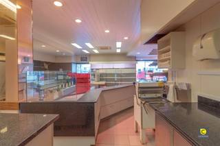 Veelzijdig handelspand met ruime etalage en parkeermogelijkhedenDit handelspand, voorheen een beenhouwerij, biedt tal van mogelijkheden voor...