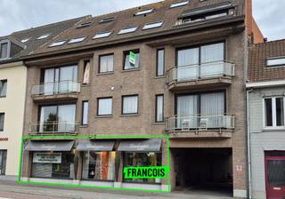 In het bruisende hart van Oostkamp, vlak bij Brugge en met een vlotte aansluiting op de E40, bieden wij dit handelspand van ca. 114 m² te huur...