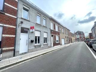 Zeer mooie gerenoveerde woning met 4 slaapkamers in centrum Wervik.Indeling Leefruimte, openkeuken, wc, badkamer, technische ruimte 1ste verdiep 3...