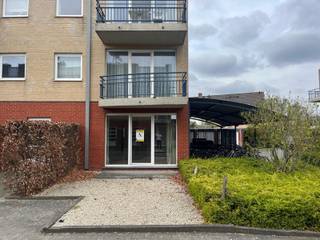 Dit lichtrijke, zuid-oost gerichte appartement gelegen op de begane grond bevindt zich in een centrale en toch zeer rustige omgeving te Gent.
Alle voorzieningen zijn in de directe omgeving aanwezig, waaronder de knooppunten van de snelwegen E40 en E17, het station Gent-Sint-Pieters, scholen, handelszaken, horeca, sportcentra en het Universitair Ziekenhuis Gent welke te voet bereikbaar is. Het bruisende stadscentrum is per fiets bereikbaar.
De woning, voorzien van zonnepanelen, bestaat uit een inkomhal, een apart toilet, een woonkamer met open keuken die toegang geeft tot het terras en de kleine tuin, een badkamer met ligbad en wastafel, een handige berging en 2 slaapkamers, waarvan één toegang geeft tot het achtertuintje. Voor extra comfort bevindt zich naast het gebouw een gemeenschappelijke fietsenstalling. Een parkeerplaats in de afgesloten ondergrondse garage, ter waarde van 17.000 euro, is in de prijs begrepen.
Geïnteresseerd? Neem dan snel contact met ons op via Affligem@immoaccenta.be of op 0475/63.70.09

