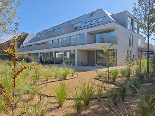 Dit luxueus afgewerkt appartement maakt deel uit van het nieuwbouwproject AQUILO in het klassevolle Sint-Idesbald. <br /><br />Het energiezuinige karakter wordt bepaald door individuele zonnepanelen per appartement, doorgedreven isolatie en warmtepomp alsook balansventilatie systeem D. De ruime oppervlaktes benadrukken het luxueuze cachet van de appartementen.<br />Ontdek een exclusieve kans om te wonen in het hart van Sint-Idesbald, waar modern comfort en een stijlvolle levensstijl samenkomen. <br /><br />Het appartement is gelegen op het gelijkvloers en werd op plan ingedeeld als volgt:<br />Inkom met toilet en berging, lichtrijke leefruimte met open keuken, 2 slaapkamers met elk zijn bijhorende badkamer en terras met aanpalende tuin. <br /><br />Verplicht aan te kopen parkeergelegenheid en kelderberging niet in de prijs inbegrepen. <br /><br />Oppervlakte appartement: 104,66 m²<br />Oppervlakte terras: 41,08 m²<br />Oppervlakte tuin: 279,12 m²<br /><br />Wenst u meer informatie of een afspraak aan het ingericht modelappartement? Contacteer ons vrijblijvend via 058 62 27 51 of jhonny@vlaemynck.be