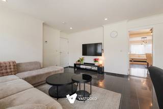 <p><span>Gerenoveerde woning met 3 slaapkamers en gezellige stadstuin in Heusden centrum.</span></p><p><span> </span></p><p><span>Belangrijkste troeven: </span></p><p><span>- Centrale ligging</span></p><p><span>- Kwalitatief afgewerkt</span></p><p><span>- Uitstekend onderhouden</span></p><p><span>- Gezellige tuin</span></p><p><span>- Kwalitatief gerenoveerd</span></p><p><span>- 3 slaapkamers</span></p><p><span>- Inpandige garage</span></p><p><span> </span></p><p><span>Bekijk zeker ook de foto's en de grondplannen met de afmetingen. Zo krijgt u van thuis uit al een perfect beeld van wat deze woning te bieden heeft!</span></p><p><span> </span></p><p><span>Wenst u meer info of een vrijblijvende bezichtiging, contacteer dan ons kantoor op het nummer 011 85 15 15 en wij helpen u graag verder.   </span></p>