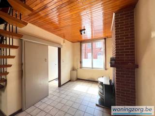 Ben je op zoek naar een rustig gelegen woning vlakbij Mechelen centrum met 3 slaapkamers? Dan is dit exact wat je zoekt! Deze woning geniet van veel lichtinval, heeft 3 slaapkamers, een zolderuimte en bovendien zit je op wandelafstand van het centrum en op fietsafstand van het natuurdomein 'Mechels Broek'. Ideaal voor wie geniet van rust maar toch alles vlakbij wil hebben.<br /><br /><span>Op de gelijkvloers vindt u de inkomhal, een ruime </span><span>leef- en eetruimte, keuken, en een badkamer met douche, toilet en lavabo. De eetkeuken geeft toegang tot het terras. Het 1ste verdiep omvat 2 ruime slaapkamers. De zolderverdieping beschikt over 1 slaapkamer en een aparte, ruimte (bergzolder).<br /></span><span><br /></span><span>Woning met 3 slaapkamers nabij centrum Mechelen, met een vlotte verbinding naar de R6 en het openbaar vervoer (bus en station Nekkerspoel voor de trein). Ideale investering om zelf te wonen, te verhuren of te renoveren. Op amper 3 minuutjes ben je met de fiets in centrum Mechelen. Het natuurdomein Mechels Broek bereikt u op 15 minuutjes fietsen.<br /></span><span><br /></span><span>Aarzel niet ons te contacteren (telefonisch 015/65.50.05 of per mail info@woningzorg.be) om een afspraak in te plannen.</span>