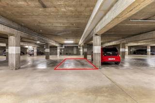 In de verzorgde residentie De Ambassade, gelegen aan de Naamsesteenweg in Heverlee, bevindt zich deze ruime ondergrondse autostaanplaats. De staanplaats is vlot bereikbaar via een automatische beveiligde toegangspoort en biedt dankzij haar ruime afmetingen comfortabel parkeergemak. Een interessante opportuniteit voor wie in de buurt woont of werkt en op zoek is naar een vaste, veilige parkeerplaats, maar eveneens geschikt als investering. Interesse of graag meer informatie? Contacteer ons via info@homies.be of 016 22 82 22. HOMIÉS, an Eye for Immo.